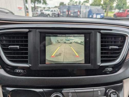 Brilliant Black Crystal Pearlcoat 2021 Chrysler Voyager LXI