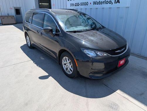 Brilliant Black Crystal Pearlcoat 2021 Chrysler Voyager LXI