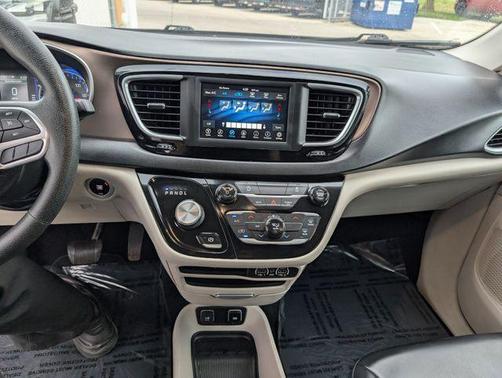 Brilliant Black Crystal Pearlcoat 2021 Chrysler Voyager LXI