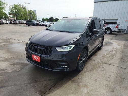 Diamond Black 2026 Chrysler Pacifica Limited