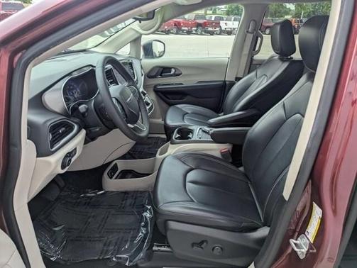 2023 Chrysler Pacifica Touring-L