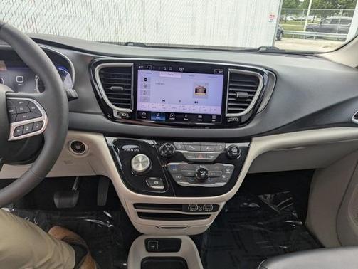 2023 Chrysler Pacifica Touring-L