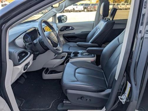 2024 Chrysler Pacifica Touring-L