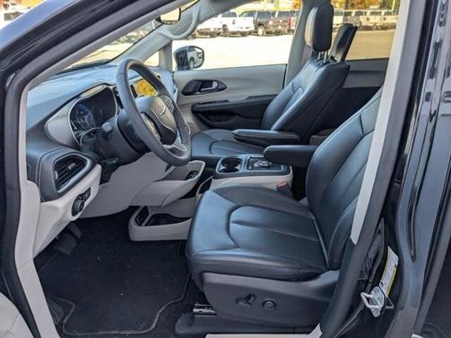 2024 Chrysler Pacifica Touring-L