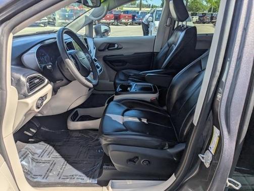 2023 Chrysler Pacifica Touring-L