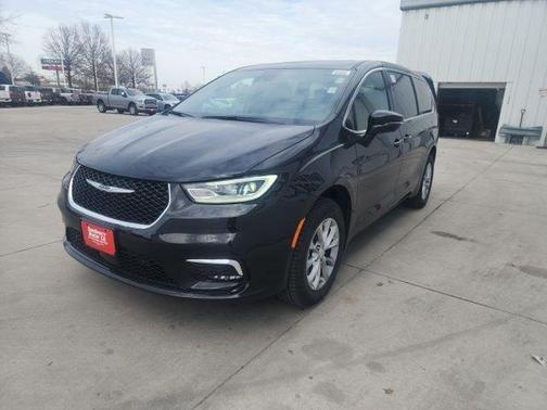 Diamond Black 2026 Chrysler Pacifica Limited