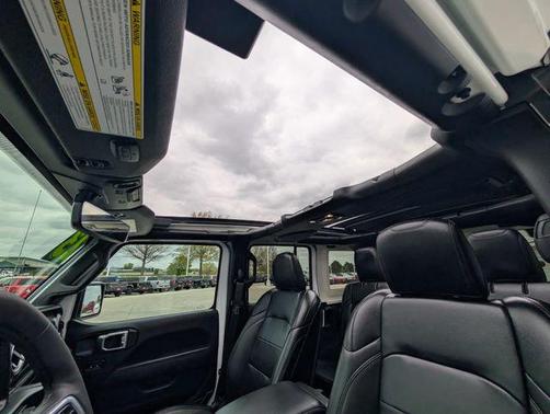 Bright White Clearcoat 2023 Jeep Wrangler Sahara