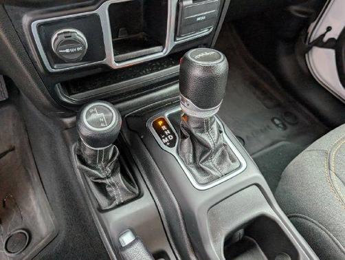 Bright White Clearcoat 2024 Jeep Gladiator Sport