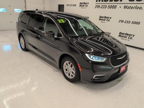 Brilliant Black Crystal Pearlcoat 2023 Chrysler Pacifica Touring-L