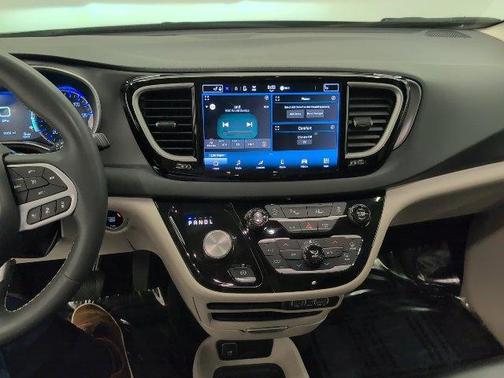 Brilliant Black Crystal Pearlcoat 2023 Chrysler Pacifica Touring-L