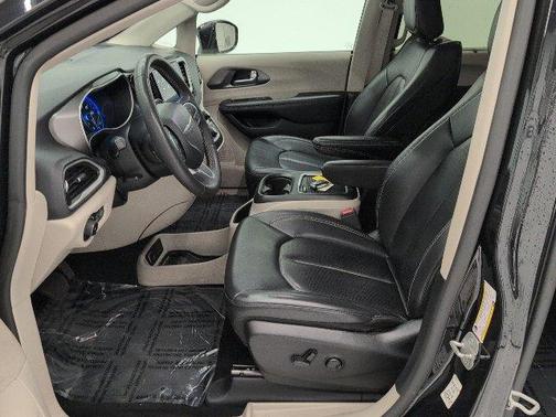 Brilliant Black Crystal Pearlcoat 2023 Chrysler Pacifica Touring-L