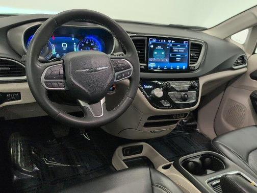 Brilliant Black Crystal Pearlcoat 2023 Chrysler Pacifica Touring-L