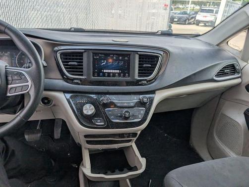 Bright White Clearcoat 2018 Chrysler Pacifica L