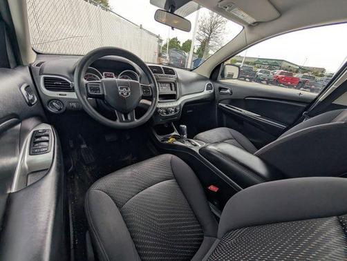 Brilliant Black Crystal Pearlcoat 2012 Dodge Journey SE/AVP