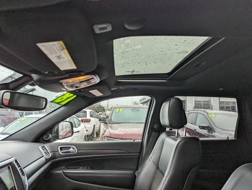 Photo 3 of 33 of 2018 Jeep Grand Cherokee Altitude