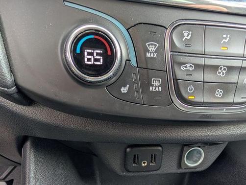 Mosaic Black Metallic 2023 Chevrolet Traverse LT Cloth