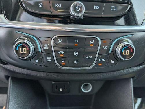 Mosaic Black Metallic 2023 Chevrolet Traverse LT Cloth