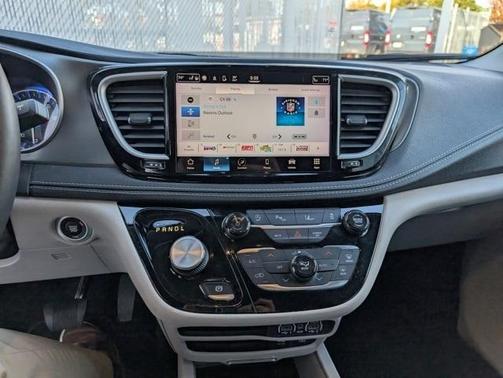 2022 Chrysler Pacifica Touring-L