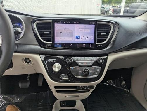 2023 Chrysler Pacifica Touring-L