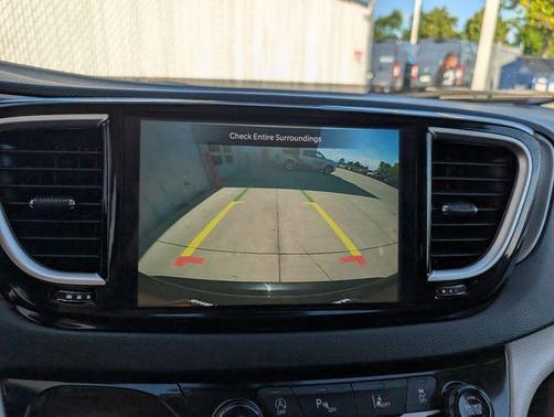 Brilliant Black Crystal Pearlcoat 2023 Chrysler Pacifica Touring-L