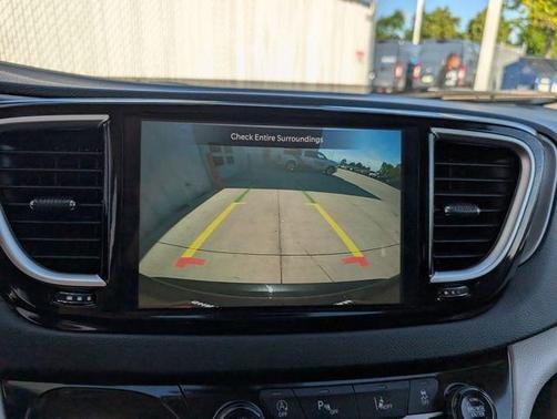 Brilliant Black Crystal Pearlcoat 2023 Chrysler Pacifica Touring-L