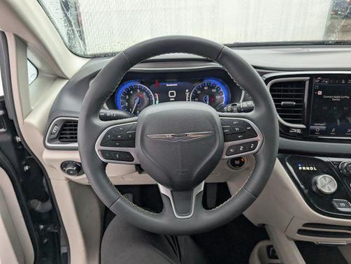 Brilliant Black Crystal Pearlcoat 2023 Chrysler Pacifica Touring-L