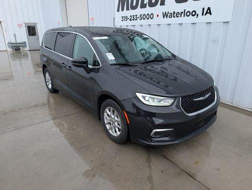 Brilliant Black Crystal Pearlcoat 2023 Chrysler Pacifica Touring-L