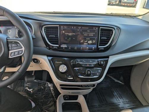 Brilliant Black Crystal Pearlcoat 2023 Chrysler Pacifica Touring-L