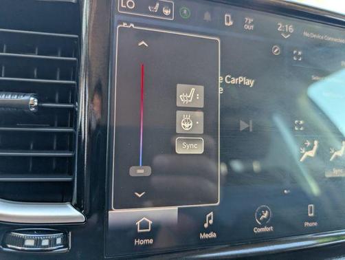 Brilliant Black Crystal Pearlcoat 2023 Chrysler Pacifica Touring-L