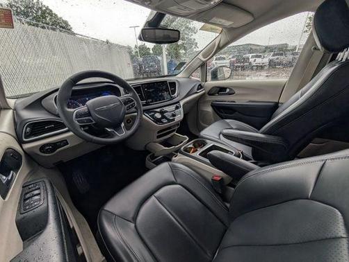 Brilliant Black Crystal Pearlcoat 2023 Chrysler Pacifica Touring-L