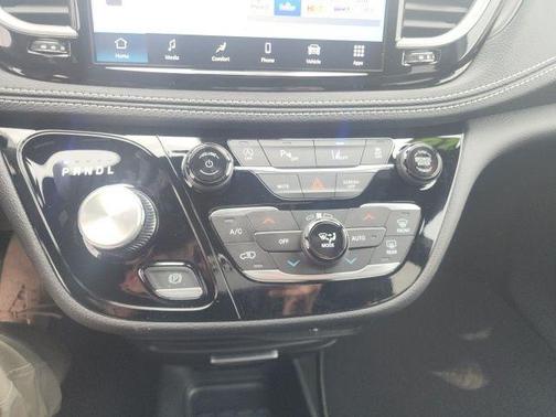 Diamond Black 2026 Chrysler Pacifica Select