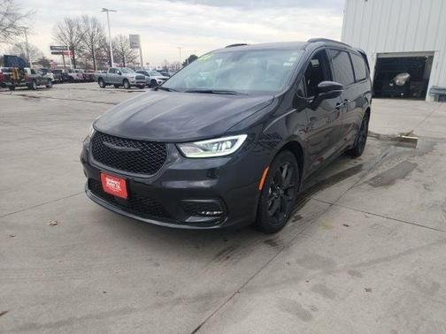 Diamond Black 2026 Chrysler Pacifica Select