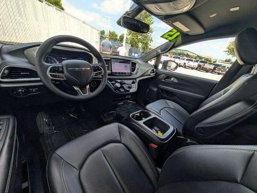 Diamond Black 2025 Chrysler Pacifica Select