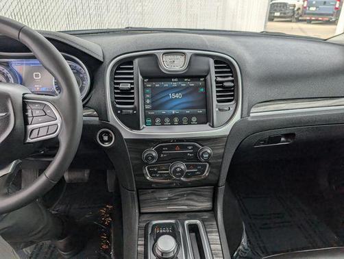 2022 Chrysler 300 Touring L