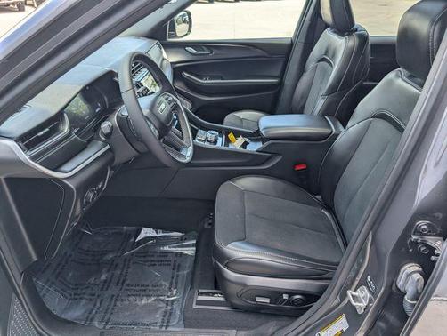 Metallic 2025 Jeep Grand Cherokee Laredo