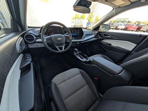 Sterling Gray Metallic 2025 Chevrolet Trax LT