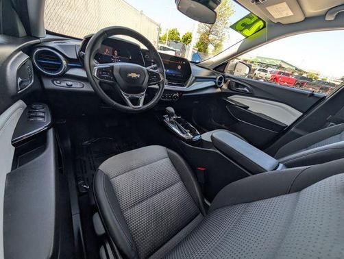 Sterling Gray Metallic 2025 Chevrolet Trax LT