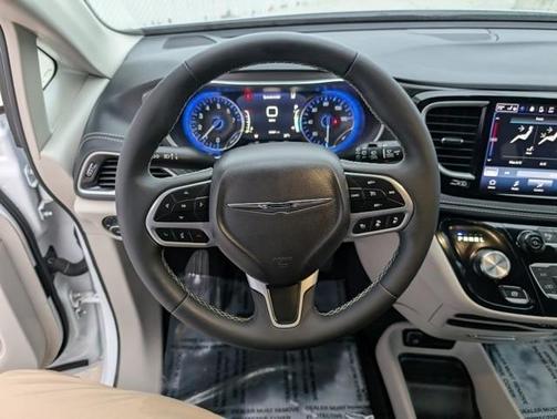 2023 Chrysler Pacifica Touring-L