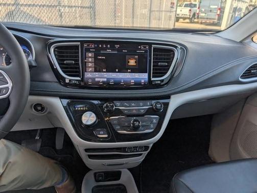 2023 Chrysler Pacifica Touring-L