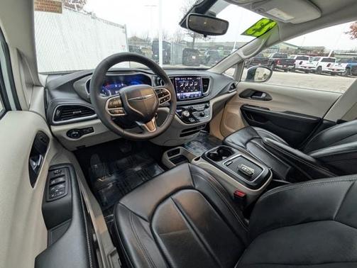 2023 Chrysler Pacifica Touring-L