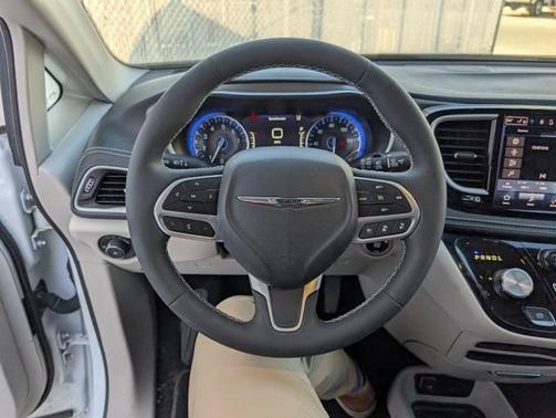 2023 Chrysler Pacifica Touring-L