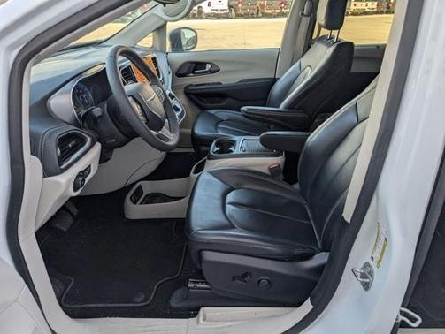 2023 Chrysler Pacifica Touring-L