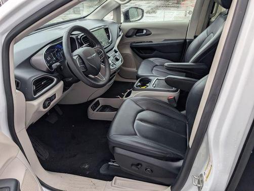 Bright White Clearcoat 2024 Chrysler Pacifica Touring-L