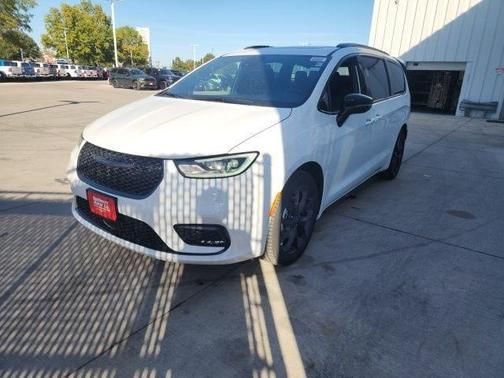 Bright White Clearcoat 2026 Chrysler Pacifica Limited