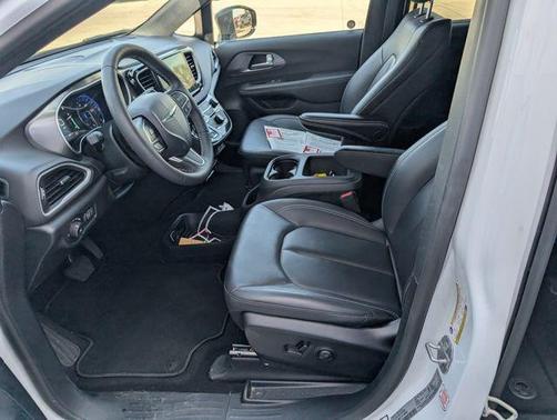 Bright White Clearcoat 2025 Chrysler Pacifica Select