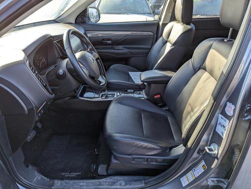 Photo 2 of 24 of 2020 Mitsubishi Outlander SEL