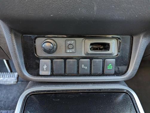 Photo 3 of 24 of 2020 Mitsubishi Outlander SEL