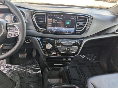 Diamond Black 2025 Chrysler Pacifica Select