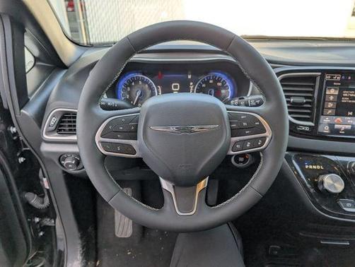 Diamond Black 2025 Chrysler Pacifica Select