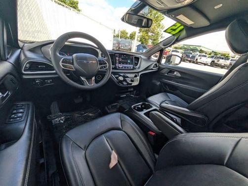 Diamond Black 2025 Chrysler Pacifica Select